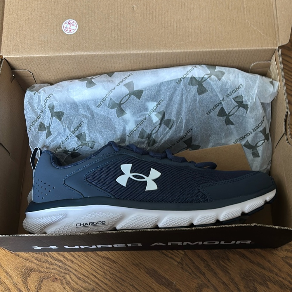 Men’s Under Armor UACharged Assert 9 size 10 Athletic shoes sneakers New